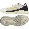 Adidas Courtquick padelsko för herr i vitt med guldfärgade ränder och svart häl, visad från sidan och underifrån med beige yttersula