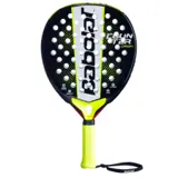 Babolat Counter Origin 2025 padelracket i svart med vit mittrand, gula detaljer och gult grepp