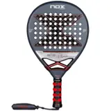 NOX AT10 Genius 12K 2025 padelracket i mörkgrått med kolfibermönstrat X, röda detaljer och rött grepp