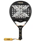 NOX AT10 Genius 18K 2026 padelracket i svart med guldfärgade detaljer, droppform och gul handledsrem