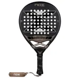 NOX AT10 Pro Cup Hard 2026 padelracket i svart med bronsfärgade detaljer och droppform, sedd rakt framifrån