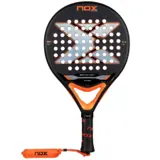 NOX Equation Hard 2026 padelracket i svart med orange detaljer och rund form, med orange handledsrem