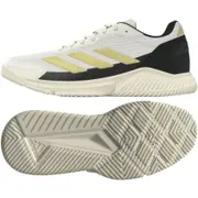 Adidas Courtquick padelsko för herr i vitt med guldfärgade ränder och svart häl, visad från sidan och underifrån med beige yttersula