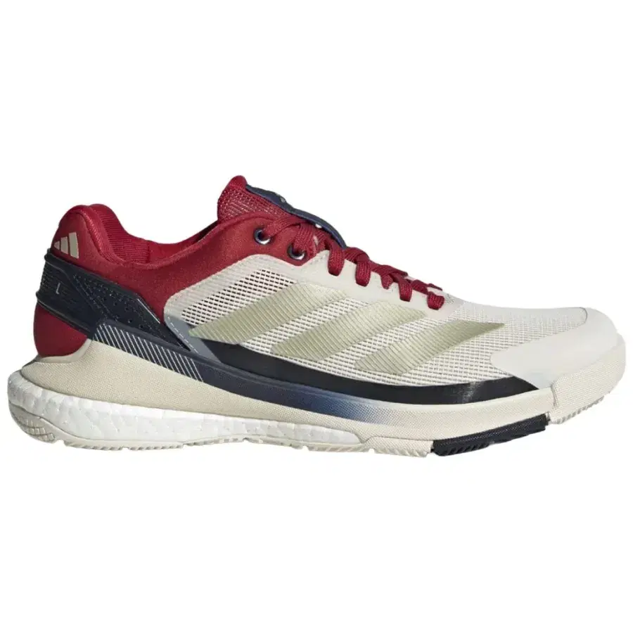 Adidas Crazyquick Boost padelsko för dam med ljus ovandel, röd krage och röda snören, mörkblå detaljer och vit Boost-mellansula, sedd från sidan