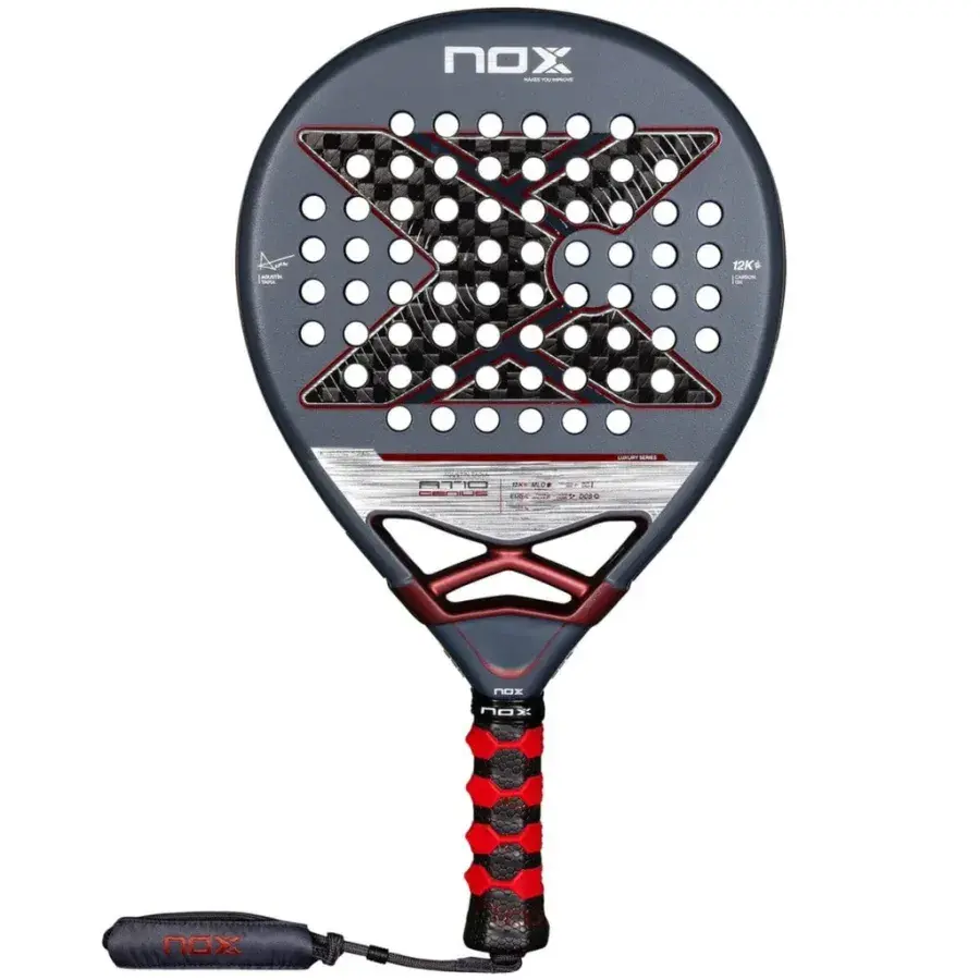 NOX AT10 Genius 12K 2025 padelracket i mörkgrått med kolfibermönstrat X, röda detaljer och rött grepp