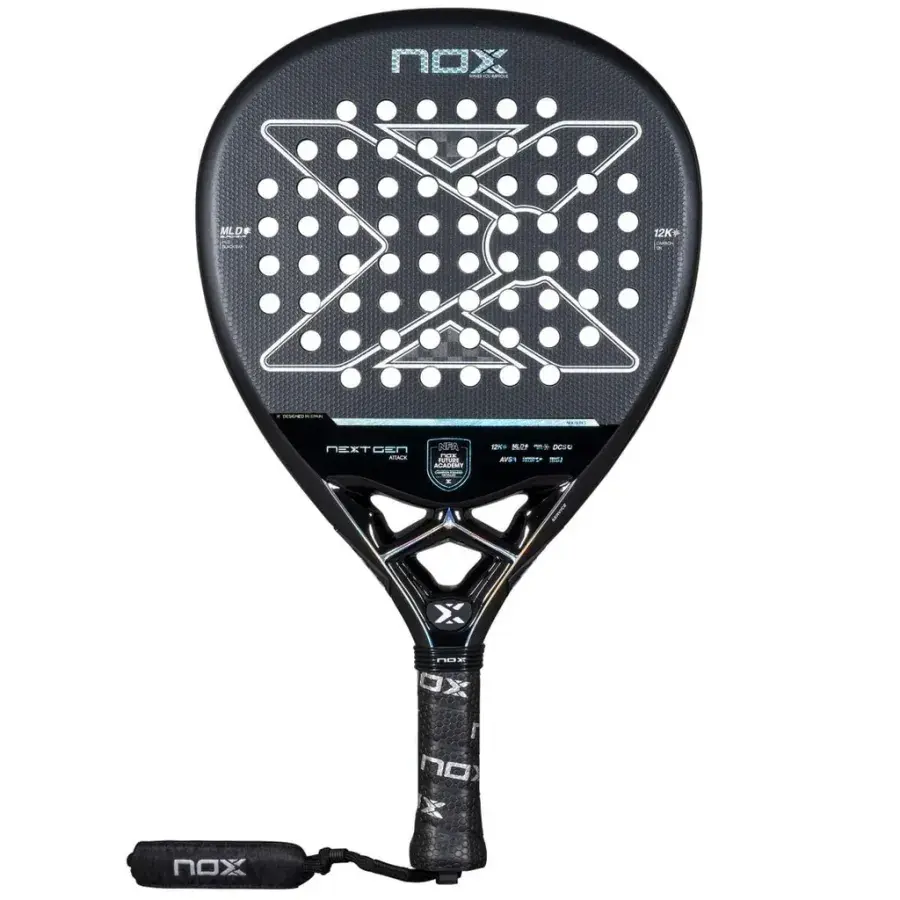 NOX Nextgen Pro Attack 12K 2026 padelracket i svart med vitt X-mönster och diamantform, med svart handledsrem