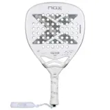 NOX AT10 Genius Attack 12K Xtreme 2026 padelracket i vitt med grått X-mönster och diamantform, med vit handledsrem