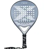 NOX X-One Silhouette 2026 padelracket med rund form i ljusgrått och blågrått, sedd framifrån med handledsrem