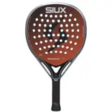 Siux Pegasus Elite 4 2026 padelracket i rödorange och svart med grå ram och Siux-logotyp i mitten
